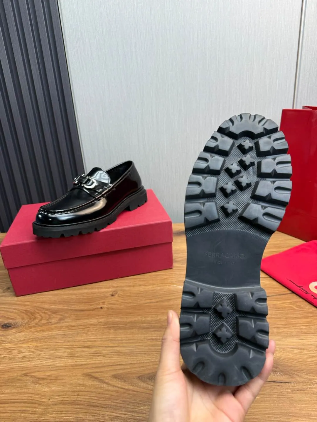 Men's shoes 💰880💰 Ferragamo. [Ferragamo] men's thick-soled loafers, the latest hot style, 1:1 original purchase quality, top quality, imported open-edge beaded cowhide leather on the upper, hand-made three-dimensional stitching highlights the round toe design, the inner foot pads are all imported cowhide, with original lightweight foam outsole, matching code 39-44, (38, 45 custom-made, non-refundable)